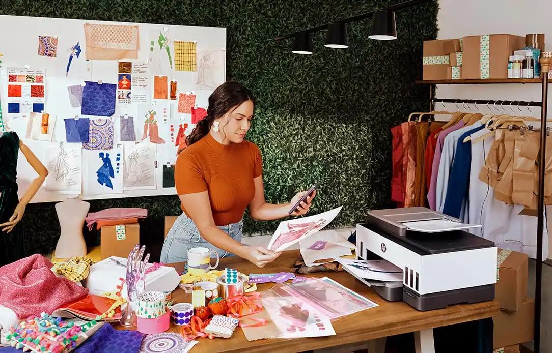 Jovenes pegando fotos impresas con impresoras HP