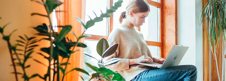 Chica estudiando con laptop HP