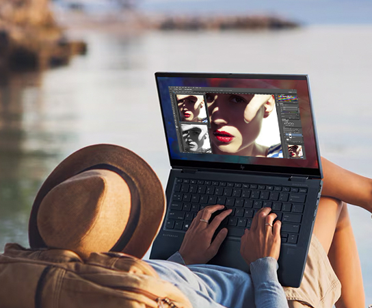 Descripción de imagen: Un hombre trabajando en una Laptop HP...