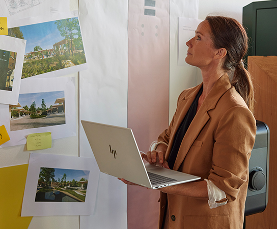 Descripci&oacute;n de imagen: Ejecutiva trabajando en una notebook ...